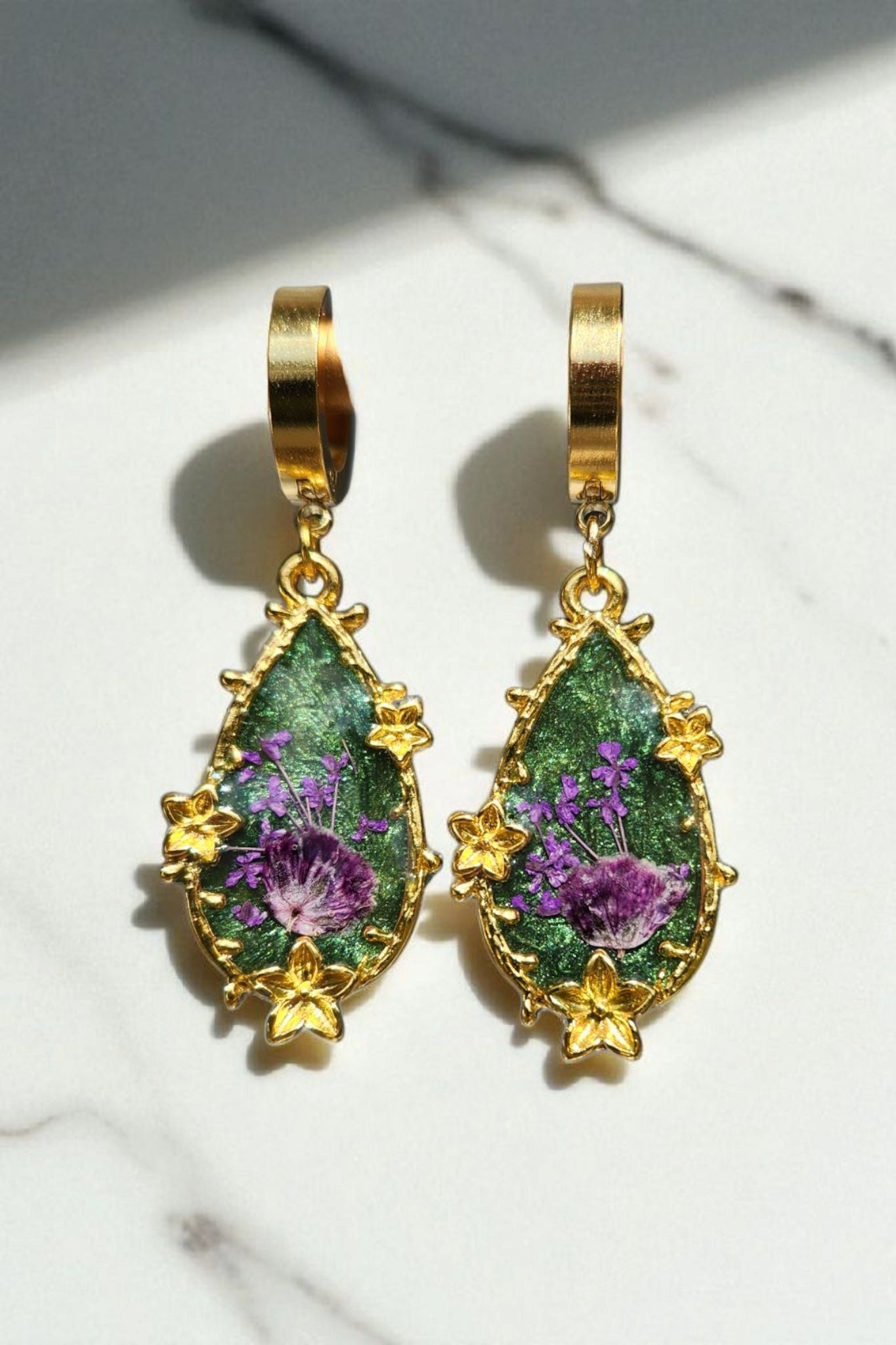 Boucle d'oreille avec inclusion fleur séché