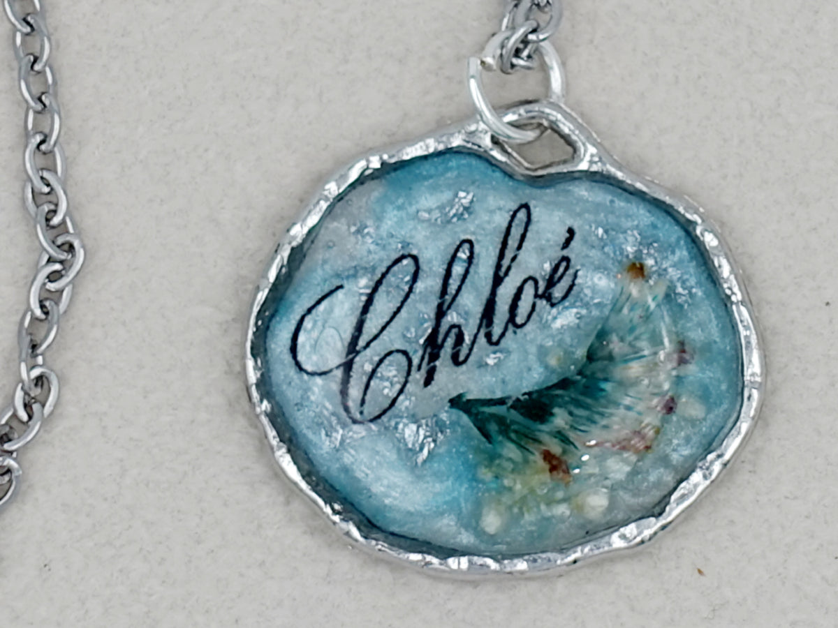 Collier prénom avec inclusion fleur