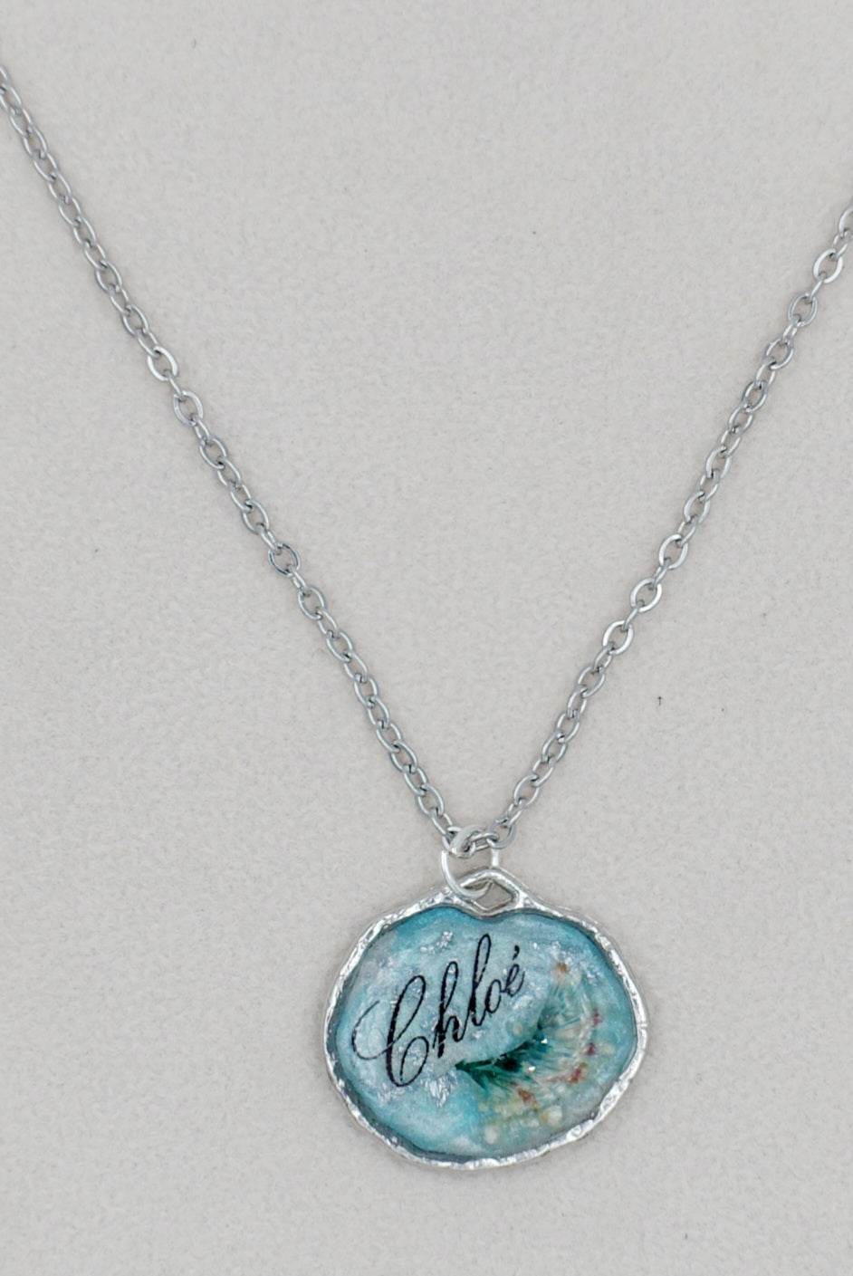 Collier prénom avec inclusion fleur