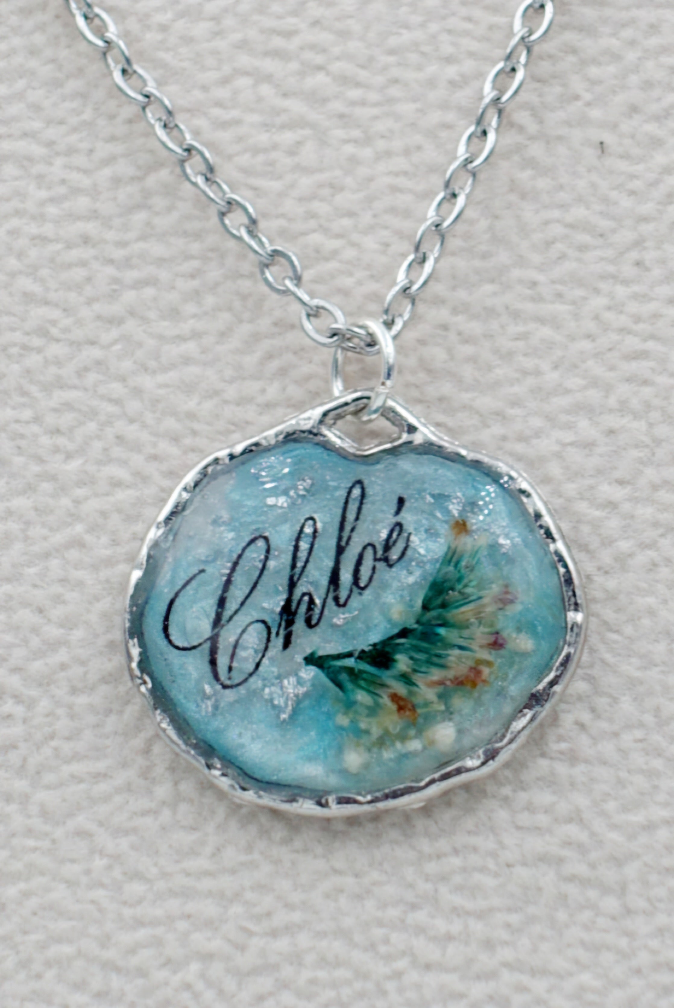 Collier prénom avec inclusion fleur