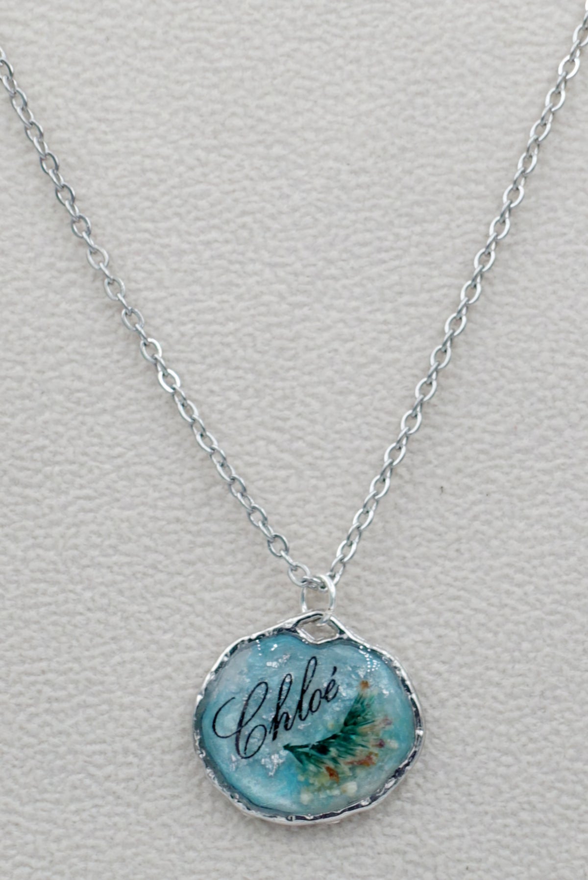 Collier prénom avec inclusion fleur